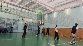 Товарищеский матч по волейболу среди учащихся 8-9 классов и учителей.
